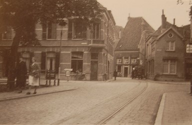 <p>Foto van de toegang tot de Pelikaanstraat, kijkend vanaf de Martinetsingel. De doorgang was vroeger veel smaller en heeft haar huidige breedte gekregen na de sloop van de huizen links op de hoek kort na de Tweede Wereldoorlog (Zutphen in oude ansichten). </p>
